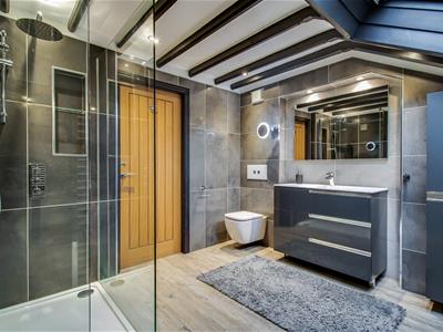 EN SUITE SHOWER ROOM/W.C.
